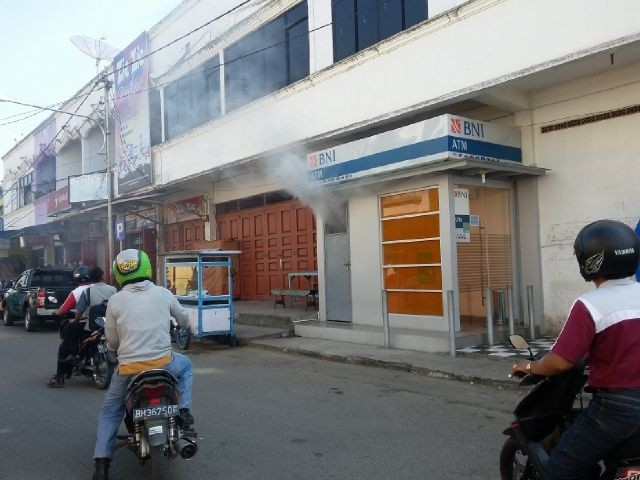 ATM BNI Sungai Penuh yang tiba-tiba terbakar siang ini (31/7)